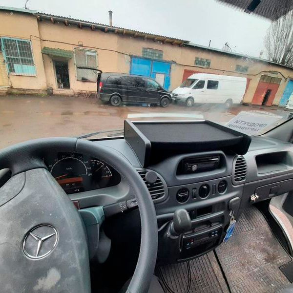 Столик на торпеду Mercedes Sprinter CDI 2000-2006 с логотипом 30204 фото