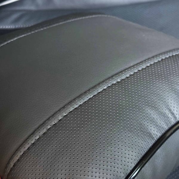 Подушка на підголівник з логотипом BMW Екошкіра 3D Кольоровий лого Чорна-Чорний кант 1 шт 91815 фото