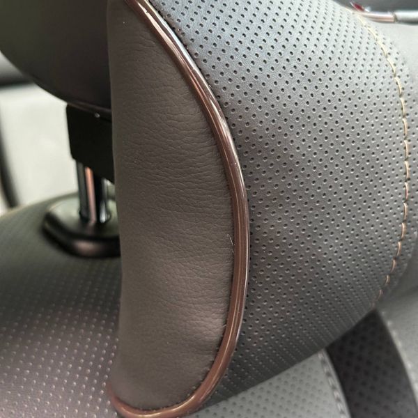 Подушка на підголівник з логотипом Toyota Екошкіра 3D Кольоровий лого Чорний-Коричневий кант 1 шт 91578 фото