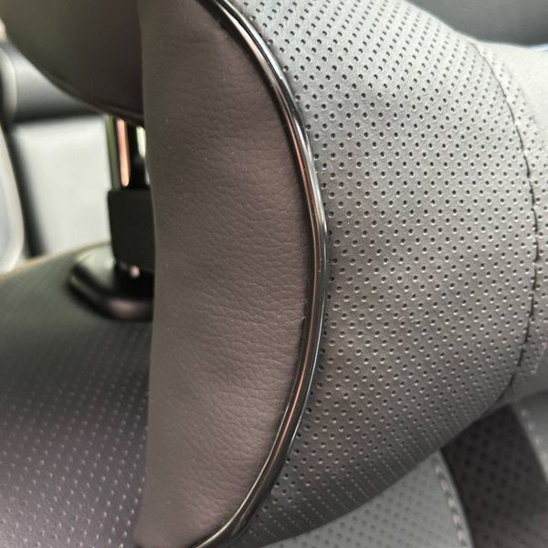 Подушка на підголівник з логотипом Volvo Екошкіра 3D Кольоровий лого Чорна-Чорний кант 1 шт 91608 фото