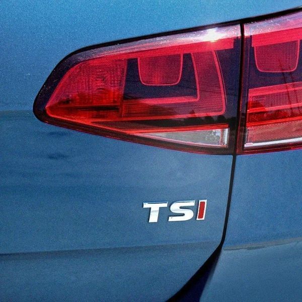 Емблема напис TSI червона 70х25 мм метал (на скотчі) 94764 фото