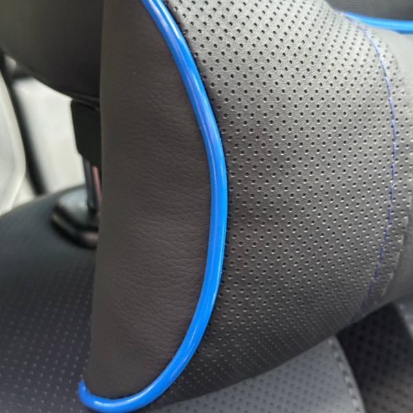 Подушка на підголівник з логотипом Subaru Екошкіра 3D Кольоровий лого Чорна-Синій кант 1 шт 91614 фото