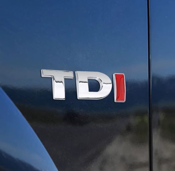 Емблема напис TDI червоний скотч 77 x 26 мм (Golf) 55813 фото
