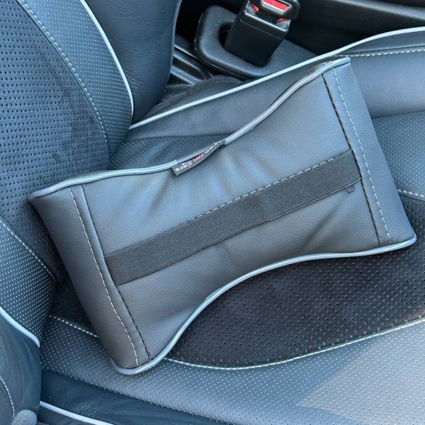 Подушка на підголівник з логотипом Nissan Екошкіра 3D Кольоровий лого Чорна-Сірий кант 1 шт 91671 фото