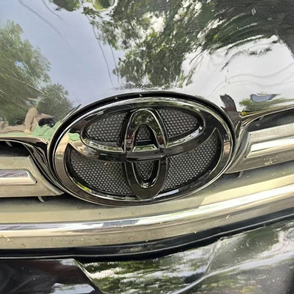 Емблема решітки, задня TOYOTA хром 100х70 мм пластик (на скотчі) 95903 фото
