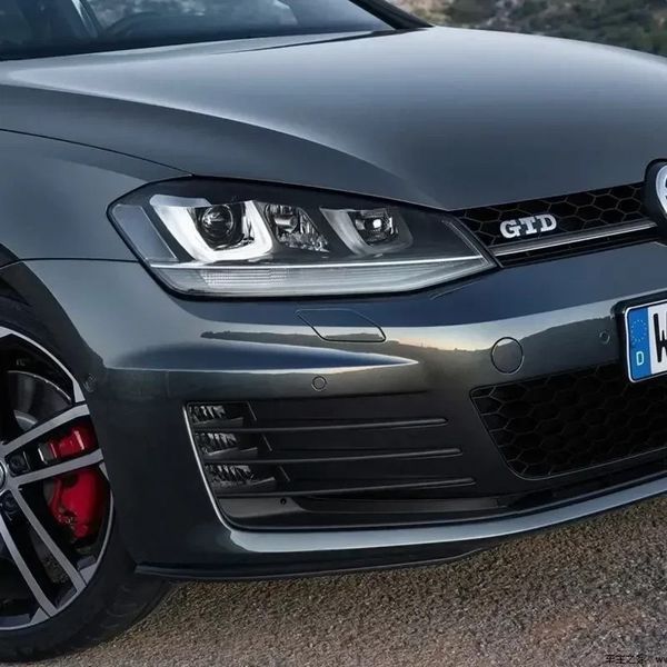 Емблема напис GTD для Volkswagen в решітку чорна+червона окантовка 90х27 мм метал (на кріпленнях) 95657 фото