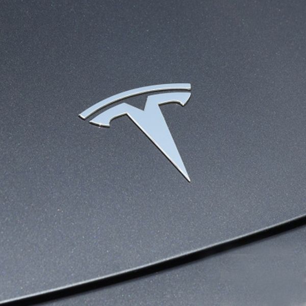 Емблема Tesla Хром 87 мм Пластик на скотче (Завод) 88404 фото