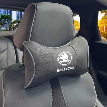 Подушка на подголовник с логотипом Skoda Экокожа 3D Цветной лого Черные-Серый кант 1 шт 91583 фото